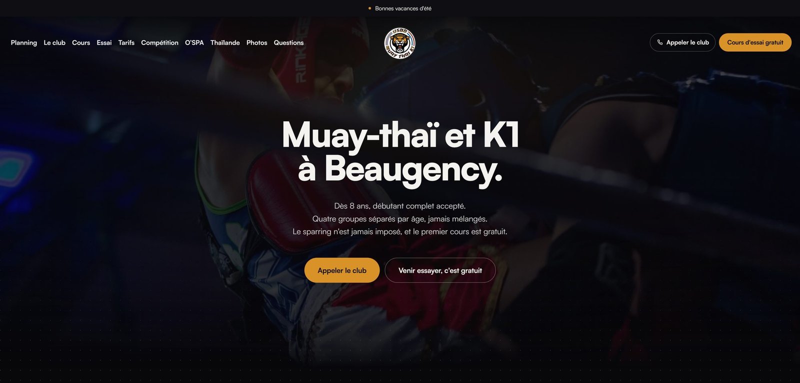 Page d'accueil du site du club USBB Muay Thaï : titre, photo de combat, boutons d'appel